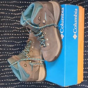 New in box Columbia hiking boots size 6 wide